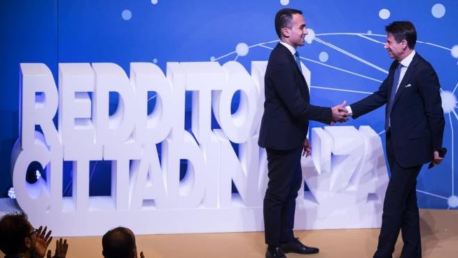 Conte e Di Maio alla presentazione del Reddito di Cittadinanza (Ansa)