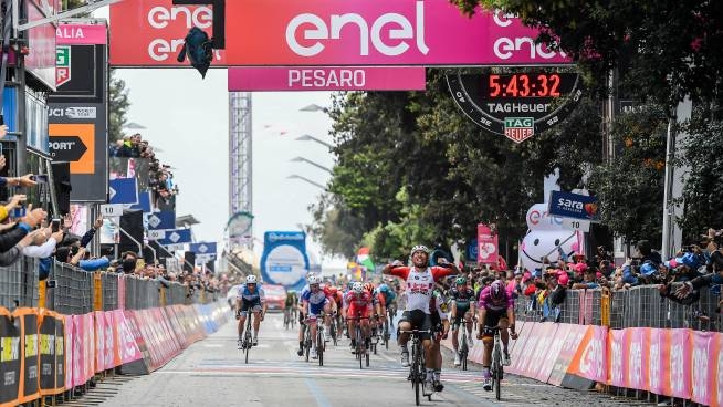 Risultati immagini per giro d'italia pesaro