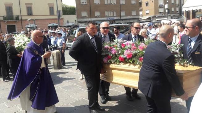 Incidente A1 Amiche Morte In Duemila Al Funerale Di Veronica E Otilia Cronaca Ilrestodelcarlino It
