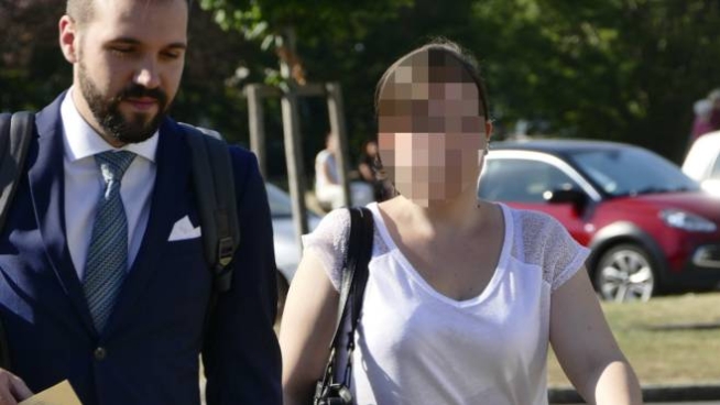 Caso Professoressa di Prato - La 31enne entra in tribunale accompagnata dal suo avvocato (foto Attalmi)