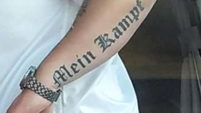 Tatuaggio Con Titolo Libro Di Hitler Autista Sospeso Dall Azienda All Arrivo A Bergamo Cronaca