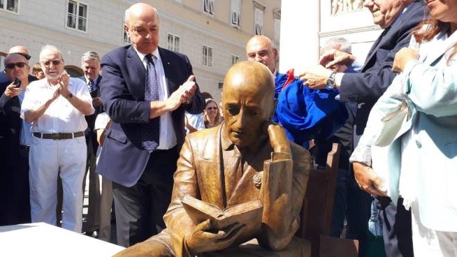 D Annunzio La Statua Del Vate A Trieste Scatena Le Ire Dei Croati Cronaca Quotidiano Net