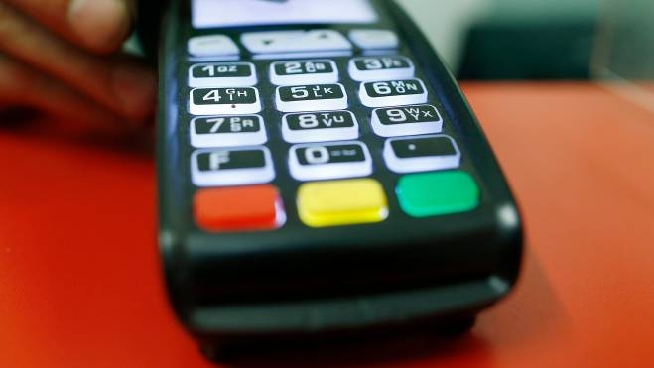 Pagare con il bancomat (Lapresse)