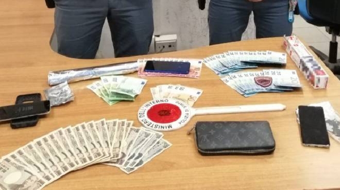 Mette I Cellulari Rubati Nella Stagnola Per Non Farli Individuare Preso Borseggiatore Cronaca