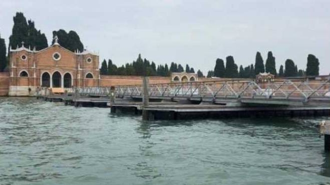 Venezia Apre Il Ponte Galleggiante Per Il Cimitero Di San Michele Cronaca Quotidiano Net