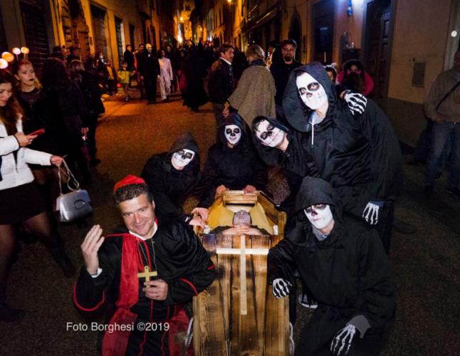 A Borgo A Mozzano La Festa Di Halloween Piu Grande D Italia Cronaca Lanazione It
