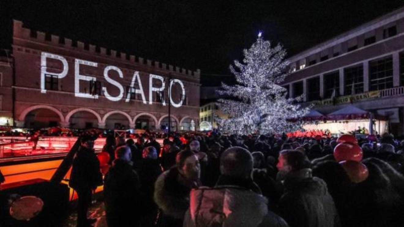 Natale Con Pesaro Nel Cuore In Piazza Del Popolo S Accende La Magia Cosa Fare Ilrestodelcarlino It