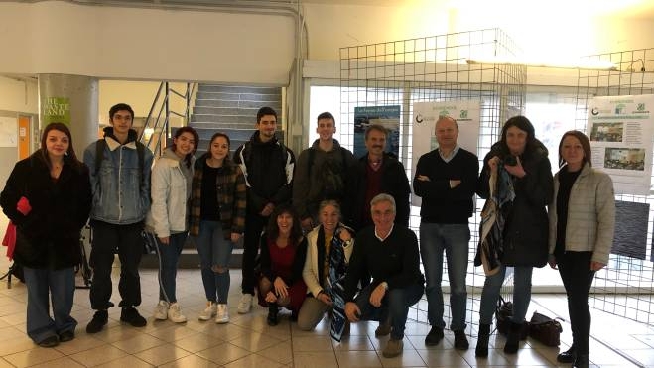 I ragazzi che hanno condotto lo studio con i loro insegnanti
