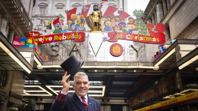 C E Un Hotel Che Ha Le Decorazioni Di Natale Fatte Di Lego Itinerari Quotidiano Net