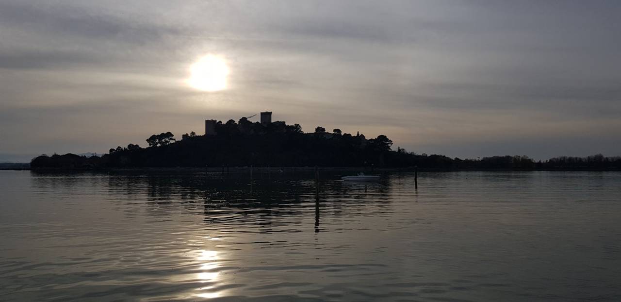 Natale Da Record Sul Trasimeno L Albero In Acqua Piu Grande Del Mondo Cronaca Lanazione It