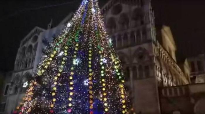 Albero Di Natale Ferrara 2019 Il Video Dell Accensione Cronaca Ilrestodelcarlino It