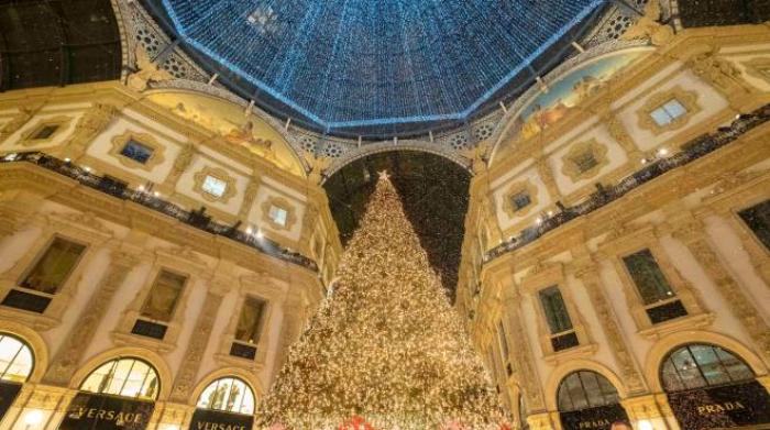 Milano Si Accende La Magia Ecco L Albero Di Natale In Galleria Foto E Video Cronaca