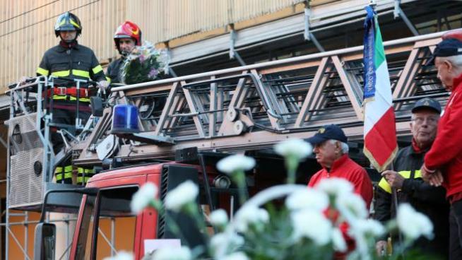Fiorita Bologna L 8 Dicembre L Omaggio Alla Madonna In Piazza Malpighi Cronaca Ilrestodelcarlino It