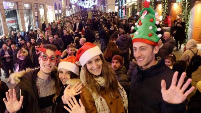 Firenze Corsa Allo Shopping Ressa In Centro Ma Si Comprano Solo Pensierini Cronaca