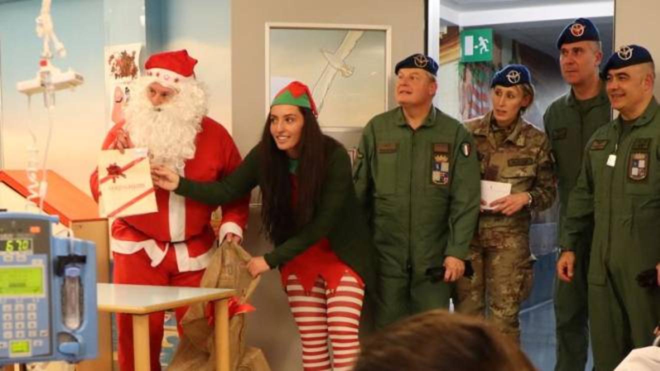 Bologna Il Babbo Natale Dell Esercito In Ospedale Doni Ai Bimbi Ricoverati Cronaca