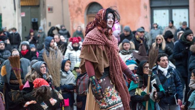 Befana 2020 Pesaro Urbino Ecco Le Nonnine Volanti Con Migliaia Di Calze Da Gustare Cosa Fare