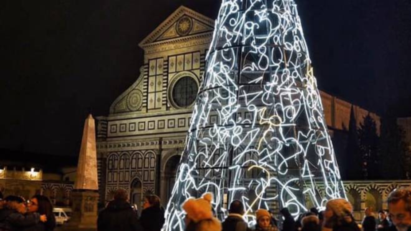 Scala L Albero Di Natale Di Paladino E L Uomo Che Aggredi Marina Abramovic Cronaca Lanazione It