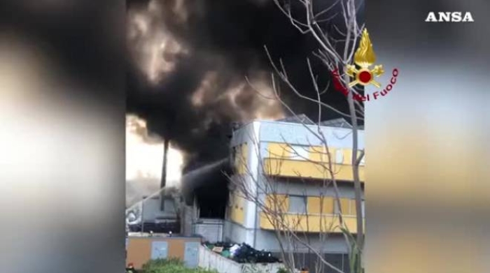 Risultati immagini per A fuoco fabbrica nel pescarese, fumo e ingenti danni
