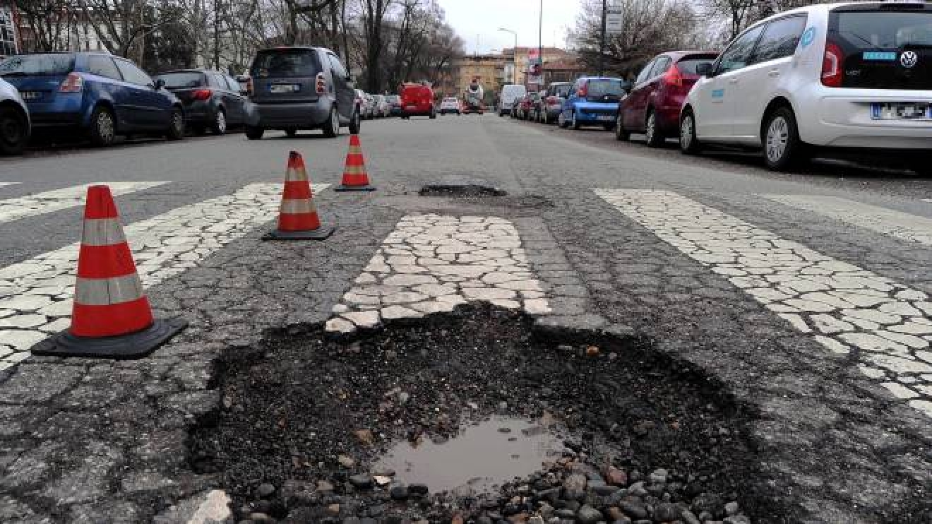 Strade Groviera E Un Flagello Morti E Feriti Sull Asfalto Sbriciolato Cronaca Quotidiano Net
