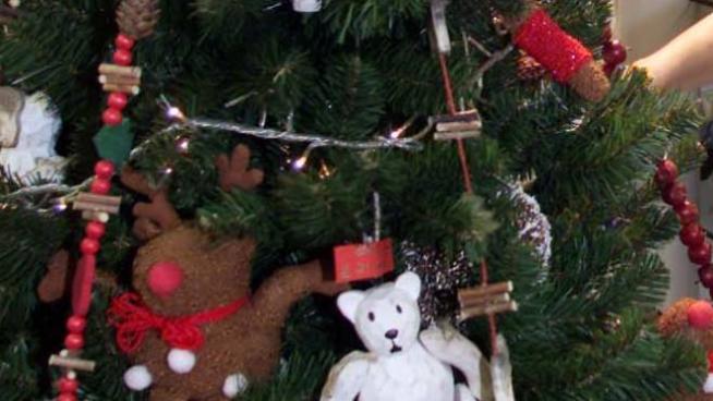 Albero Di Natale In Piazza Anche I Cittadini Partecipano Agli Addobbi Cronaca Quotidiano Net