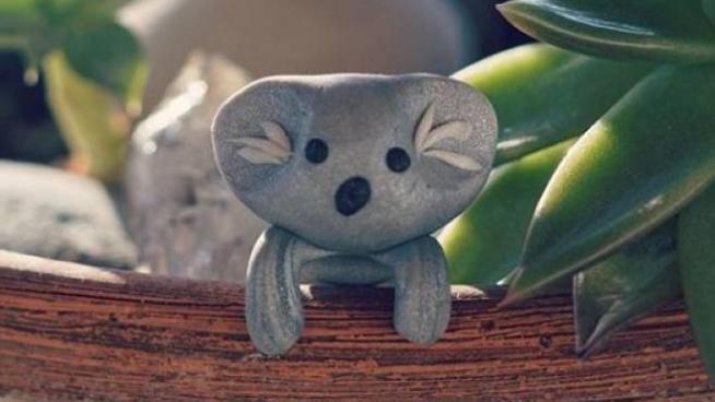 Australia, bimbo di 6 anni vende i suoi koala d'argilla per salvare gli  animali - Esteri