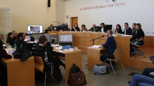Risultato immagini per immagine di udienza al tribunale
