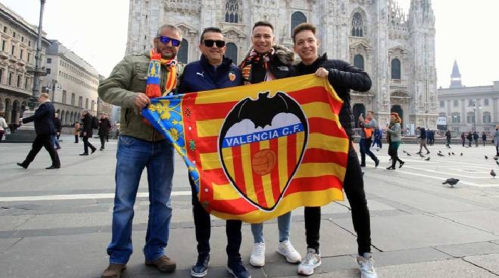Tifosi del Valencia in Piazza Duomo nel prepartita di Champions
