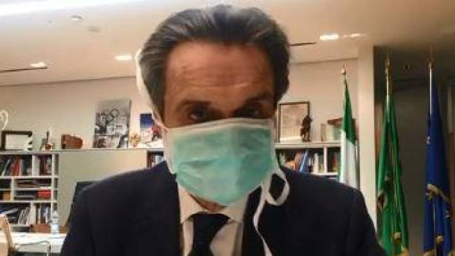 Fontana con la mascherina nel suo ufficio