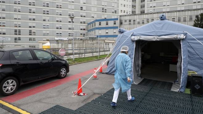 Un'infermiera al lavoro nella tenda allestita nel piazzale antistante l'ospedale