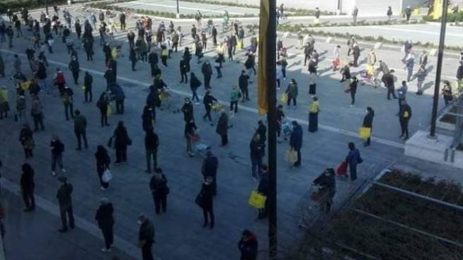 La coda davanti all'Esselunga di Prato