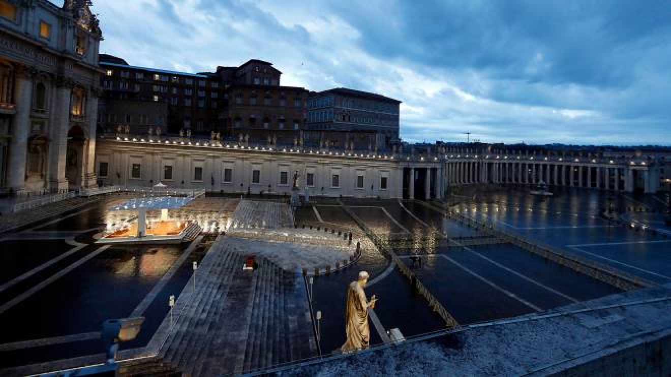 Coronavirus La Preghiera Di Un Vecchio Vestito Di Bianco Cronaca Quotidiano Net