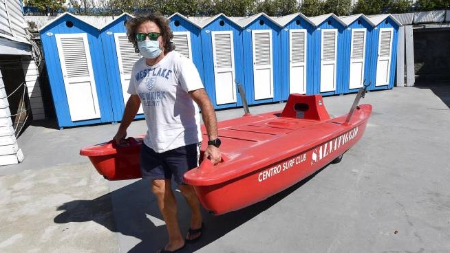 Un bagnino al lavoro in Liguria Un bagnino al lavoro in Liguria