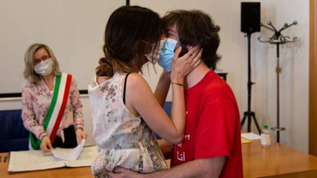 Fase 2 A Milano Si Torna A Sposarsi In Comune Matrimoni Con Mascherina Cronaca Ilgiorno It