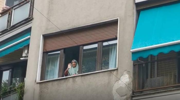 Silvia Romano  tornata a casa. Il saluto dal balcone: 