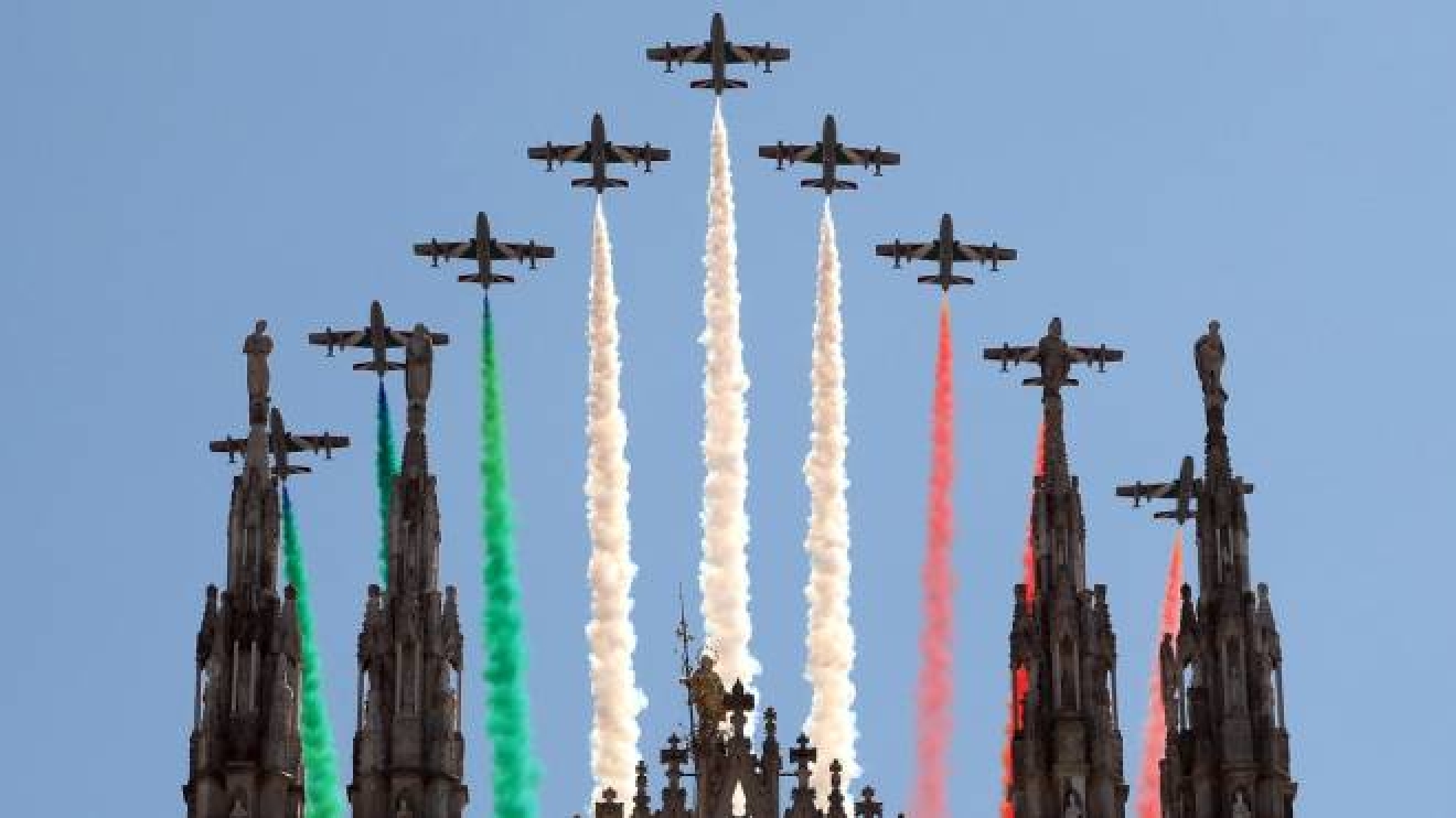 Lo Spettacolo Delle Frecce Tricolori Nel Cielo Di Milano Cronaca Ilgiorno It