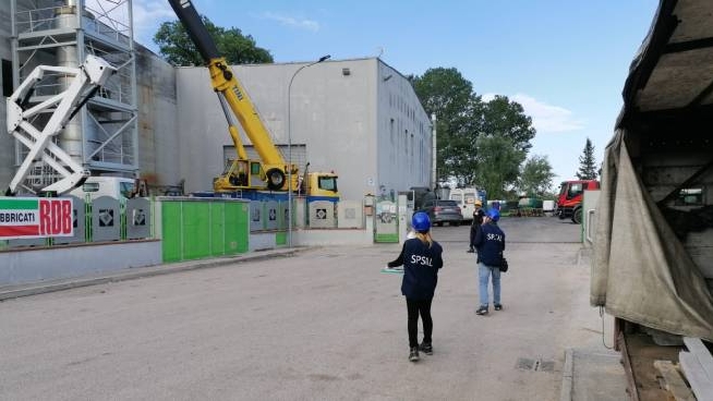 Incidente Sul Lavoro A Fermo Cade Dal Cestello Elevatore Grave Operaio Cronaca Ilrestodelcarlino It