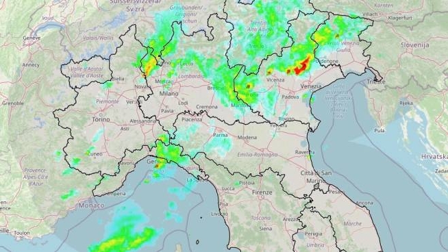 Meteo, la situazione radar nel Nord Italia a metà giornata di domenica