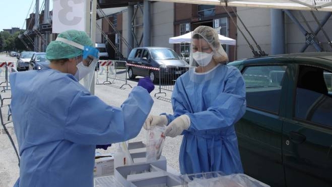 Coronavirus, tamponi a Brescia (foto Ansa)