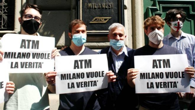 Il presidio della Lega davanti alla sede di Atm in Foro Buonaparte