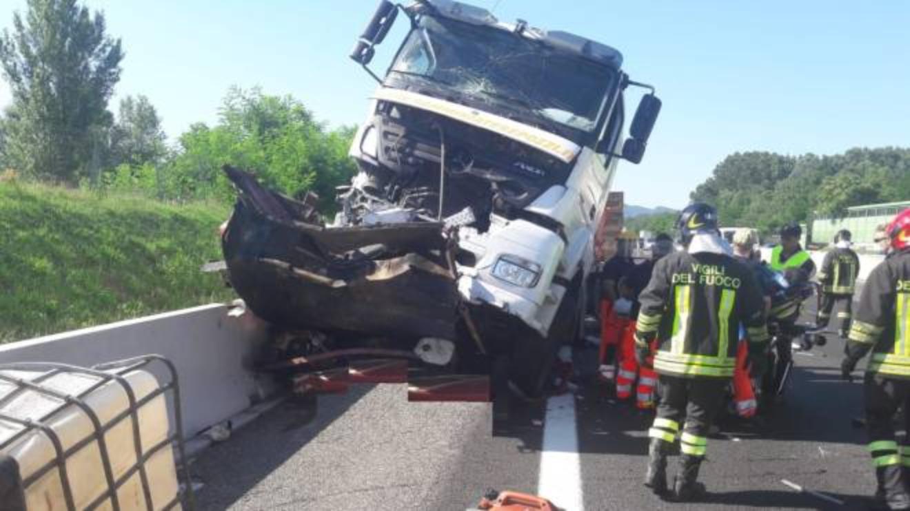 Incidente A1 Oggi Due Morti Nel Tamponamento Tra Camion Cronaca Ilrestodelcarlino It Incidente A1 Oggi Due Morti Nel Tamponamento Tra Camion Cronaca Ilrestodelcarlino It