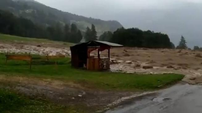 Maltempo A Pejo Maxi Colata Di Fango 30 Turisti Bloccati Frane In Valtellina Video Cronaca