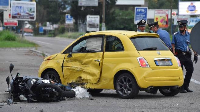 Parabiago Incidente Auto Moto Fatale Per Un Ventenne Gravissima L Amica Cronaca Ilgiorno It