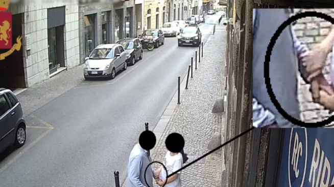 La scena della rapina (foto diffusa dalla Polizia di Stato)