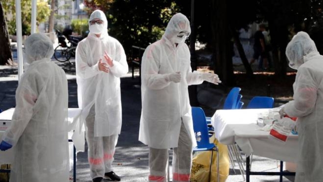 Coronavirus, operatori sanitari al lavoro per i test (Ansa)