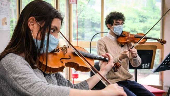 Giovani suonano il violino