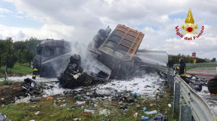 Incidente A1 Oggi Un Morto Riaperta L Autostrada Code E Disagi Per Ore Cronaca Ilrestodelcarlino It Incidente A1 Oggi Un Morto Riaperta L Autostrada Code E Disagi Per Ore Cronaca Ilrestodelcarlino It