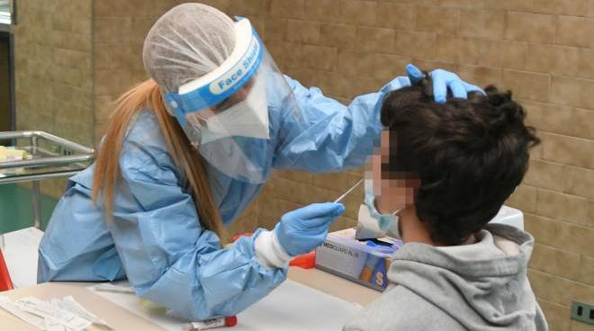 variante omicron paziente 0 tre positivi nella classe della scuola dei figli cronaca