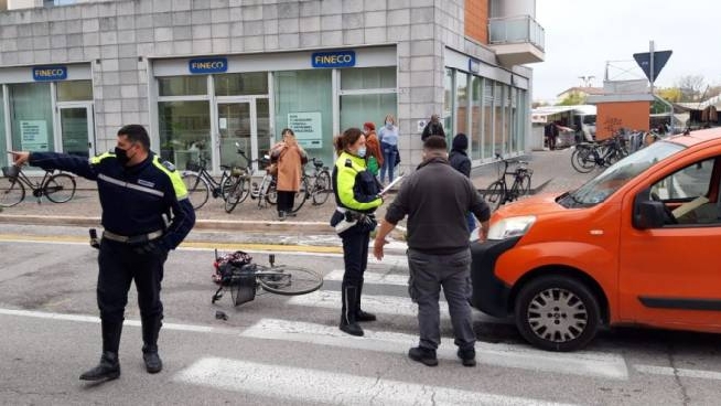 Incidente Pesaro Ciclista Investita Mentre Attraversa La Strada Cronaca Ilrestodelcarlino It
