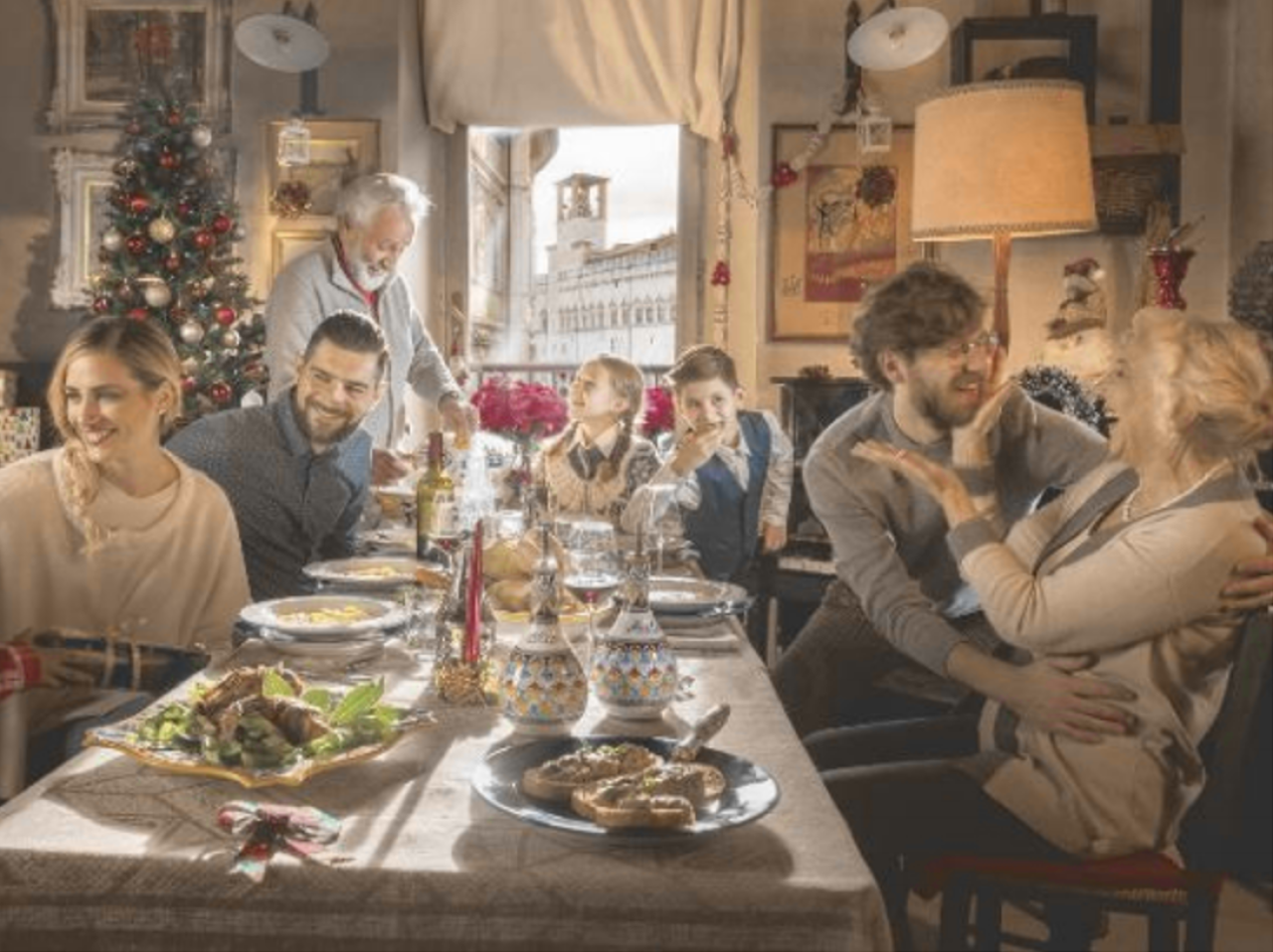 Se il Coronavirus ci ruba il pranzo di Natale. Cin cin con Zoom, a tavola  parenti stretti - Cronaca
