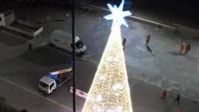 Viareggio L Albero Di Natale Fa Discutere Il Sindaco Lo Faccio Smontare Cronaca